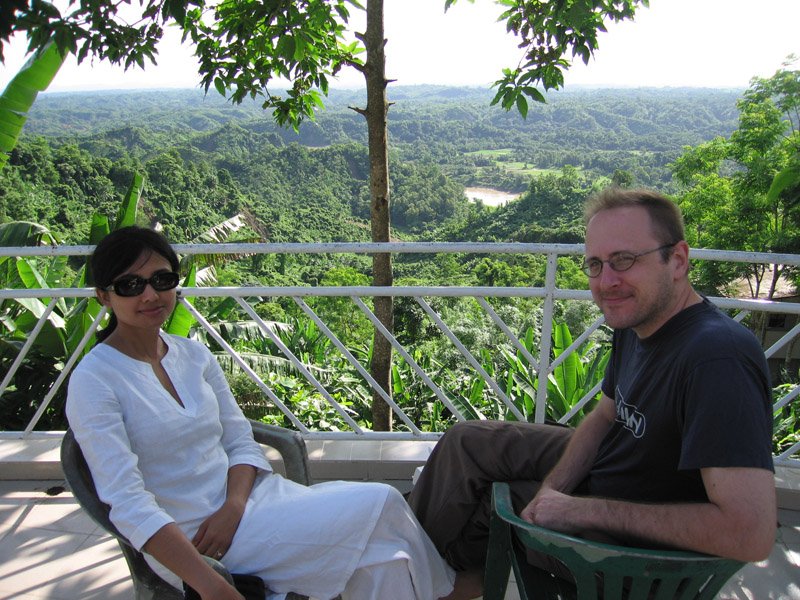 the next morning, after breakfast by the verandah. we stayed in an air-conditioned bamboo hut built into the hillside. this verandah juts out way over the hillside and when u look down the bottom is so far away

