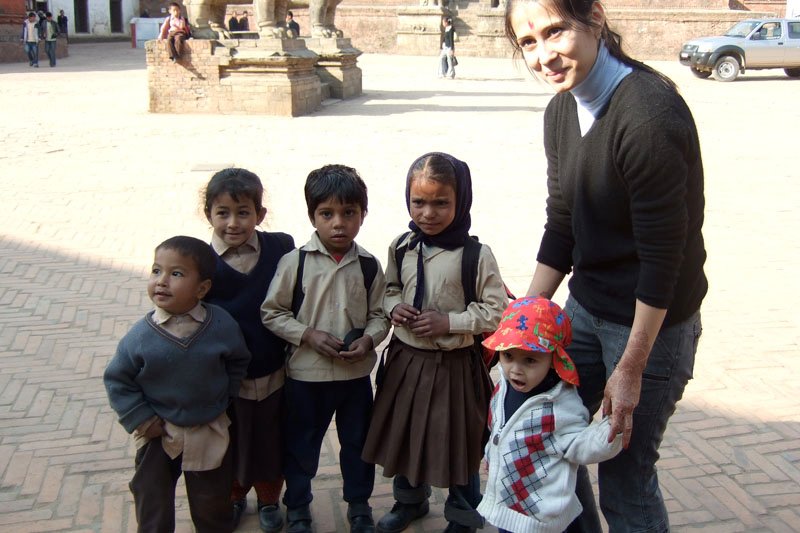 the moppit showed interest in the school kids (normally he only likes adults, though that's changing as he's growing)
