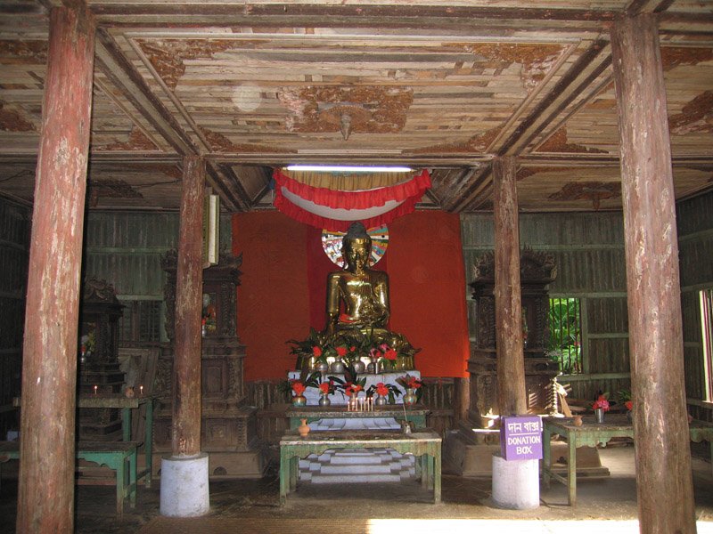 this is the largest bronze statue of the Buddha in the country

