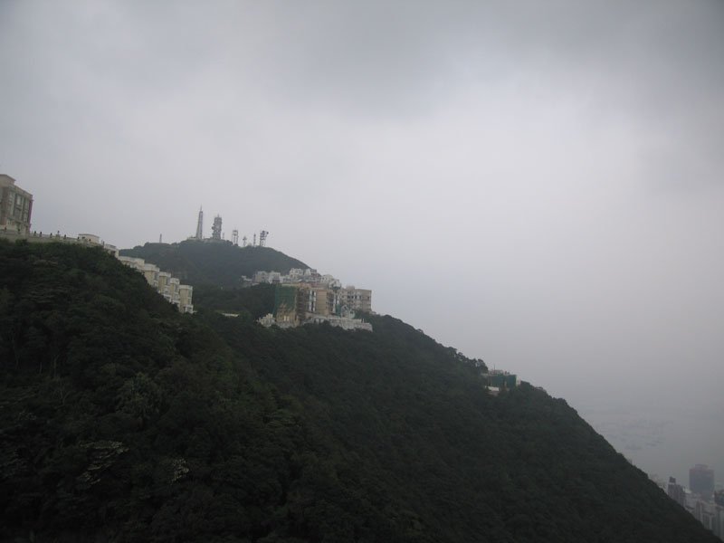 must be nice to live in these houses on the peak.  what a view!  (and some of the most expensive real estate in the world)
