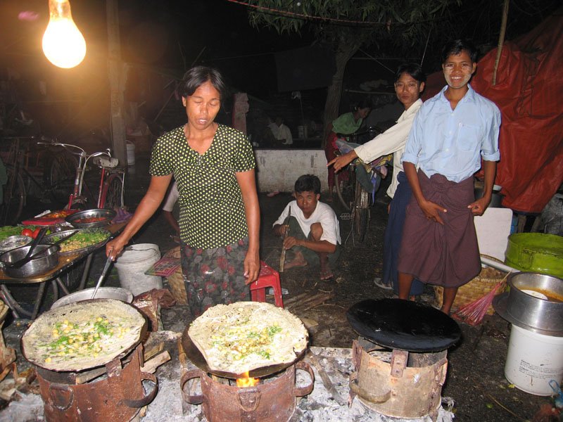 i finally couldn't resist the temptation - had to eat one of these yummy crepes, despite my earlier resolve to stay away from street food.  and we didn't get sick from it!
