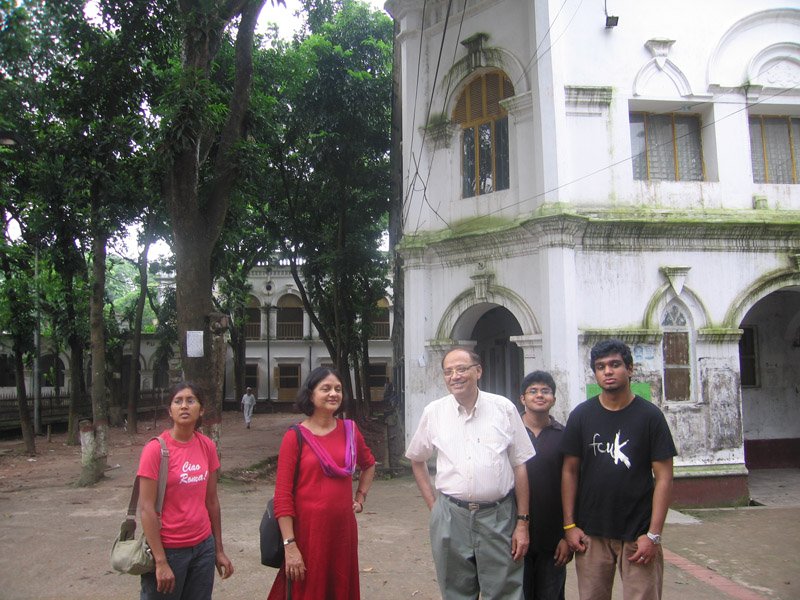 outside the Rajbari.  Zaynah, Ammu, Abbu, Safwan & Raquien
