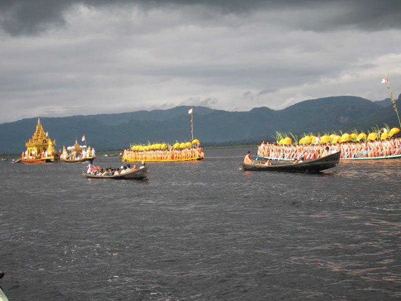 here comes the barge that everyone's been waiting for. shaped like a mythical bird, it's carrying 4 buddha images from the 12th century (except over the years, devotees have been plastering them with gold leaf so they're shapeless lumps now)
