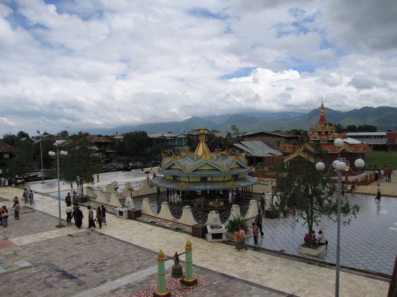 this pagoda on the lake is quite big surprisingly
