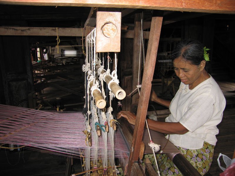 weaving silk on Inle lake
