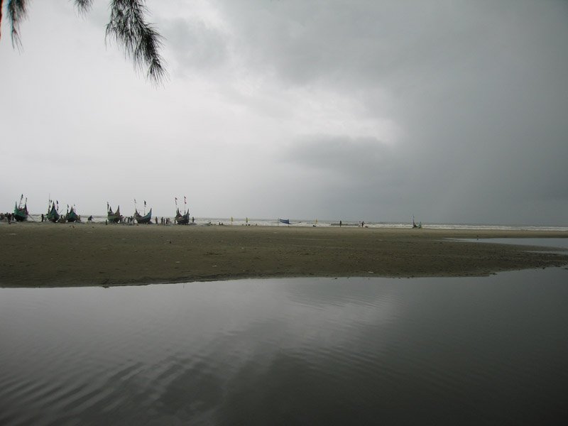 the sampans were lined up on the little strip of land between the pool of water and the ocean. chuck & I had to walk around quite a bit to get to the strip with the sampans
