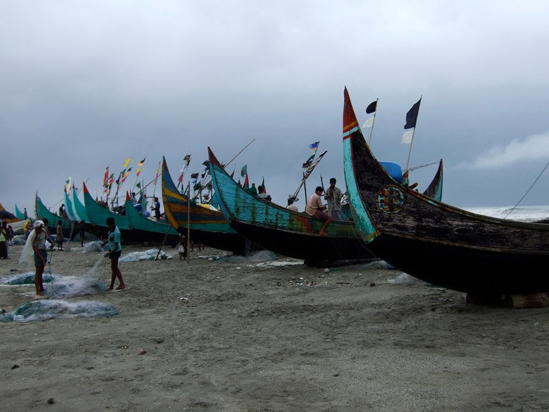 the sampans were so colourful. we chatted with the fishermen, & had a great time hanging out here. a big storm was coming (this is the cyclonic season in the Bay of Bengal), & the fishermen were all back
