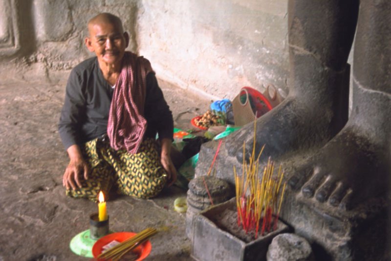 another little makeshift shrine - at the foot of a buddha
