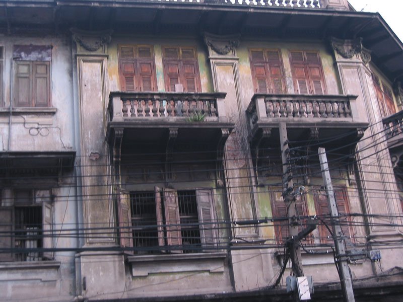 some street between Pahurat and Chinatown. i liked this old falling apart building
